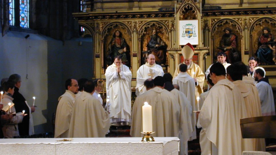 Řeholníci předávají biskupovi své svíce jako symbol obnovení slibů