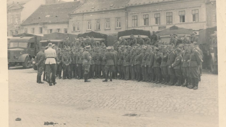 Nástup roty německých vojáků ze sestavy 616. těžkého transportního pluku na Karlově náměstí v červnu 1941