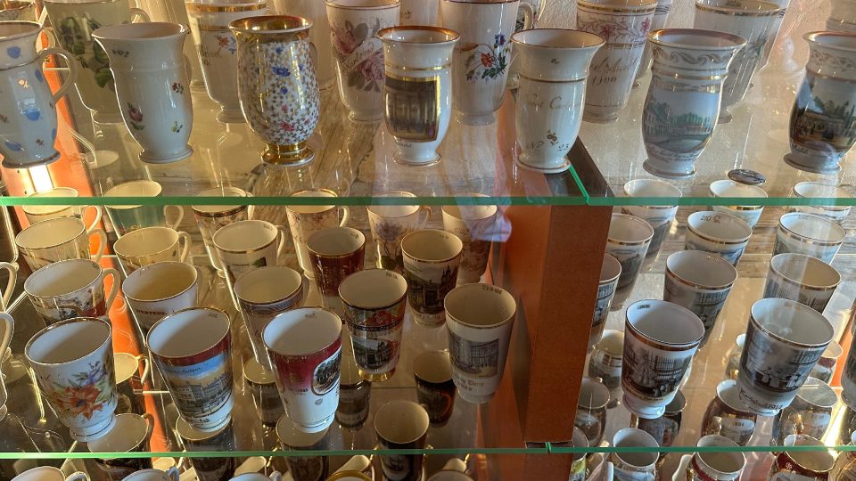 Co se týče materiálů, převládají v muzeu porcelánové pohárky | foto: Jana Strejčková, Český rozhlas Co se týče materiálů, převládají v muzeu porcelánové pohárky