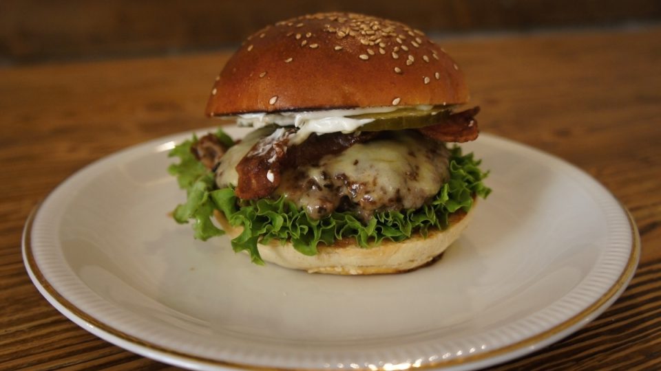 Burger s čedarem a slaninou | foto: Patrik Rozehnal, Český rozhlas Burger s čedarem a slaninou
