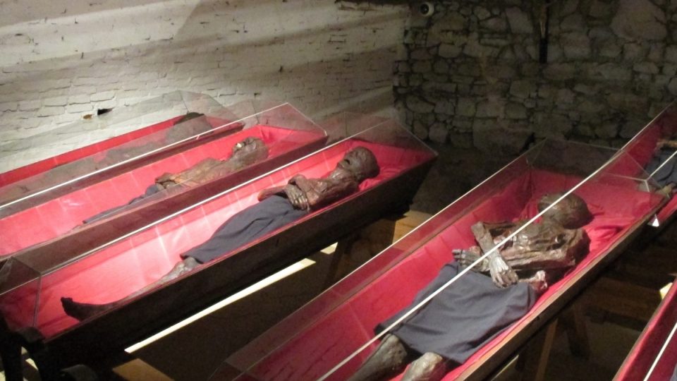 V Klatovech pod kostelem odpočívá téměř 40 těl