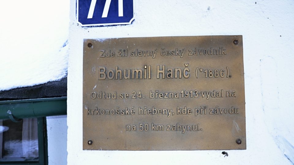 Deska na domku Bohumila Hanče v Jilemnici-Hrabačově