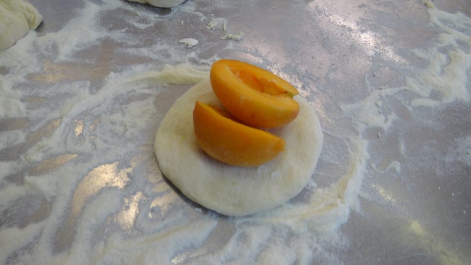 Z kuliček placičky, na ty klademe vypeckované meruňky | foto: Michal Pitek Z kuliček placičky, na ty klademe vypeckované meruňky