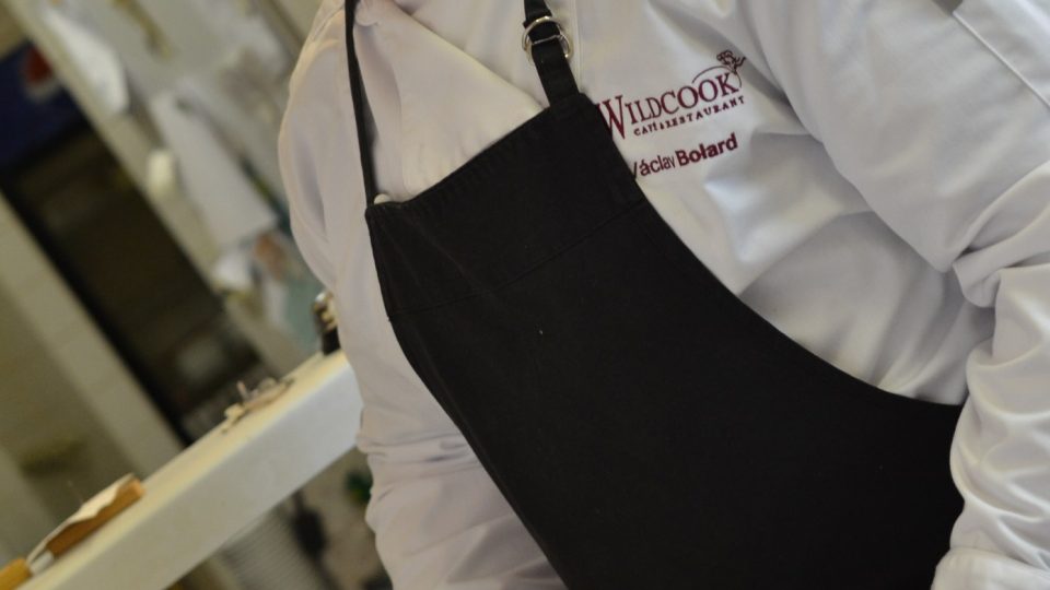 Kuchař Václav Bolard s porcí meruňkových knedlíků | foto: Jolana Nováková, Český rozhlas Kuchař Václav Bolard s porcí meruňkových knedlíků