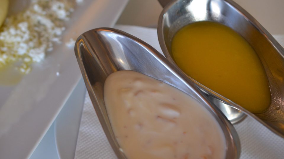 V omáčnících k nim dostáváme ještě přepuštěné máslo a omáčku z kysané smetany, cukru a meruněk | foto: Jolana Nováková, Český rozhlas V omáčnících k nim dostáváme ještě přepuštěné máslo a omáčku z kysané smetany, cukru a meruněk