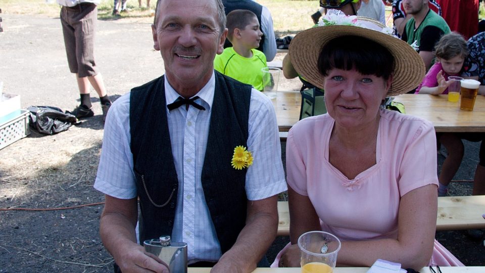 Manželé Pohlovi z Minimuzeaa Na Mlatě jsou pravidelnými účastníky Spanilé jízdy | foto: Jaroslav Hoření, Český rozhlas Manželé Pohlovi z Minimuzeaa Na Mlatě jsou pravidelnými účastníky Spanilé jízdy