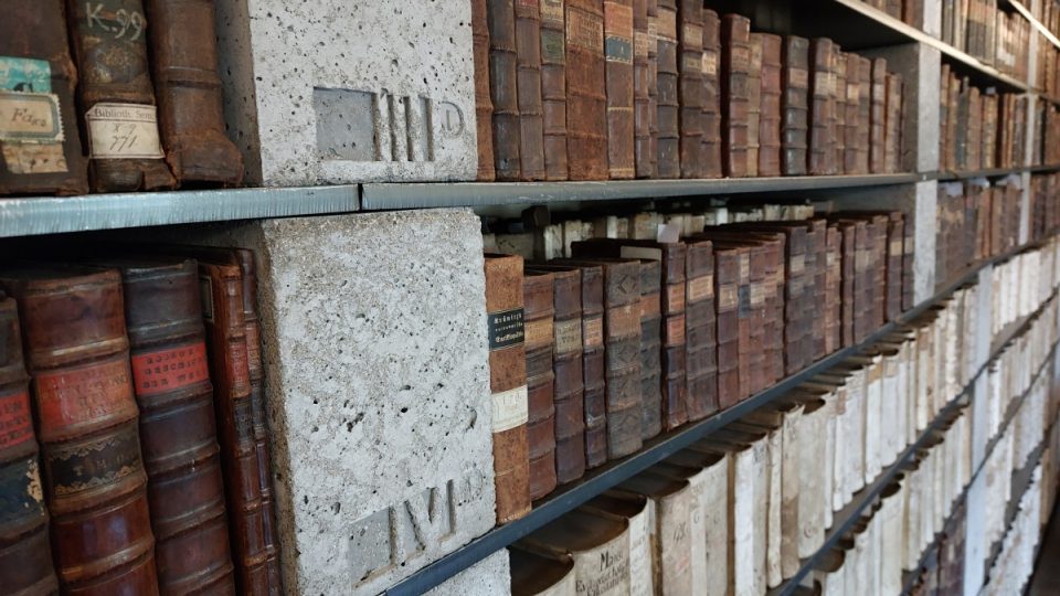 Knihy jsou uložené v regálech z betonu a oceli