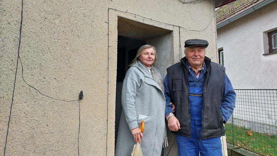 Ludmila Pysková a František Jurka před zvoničkou v Panské Lhotě