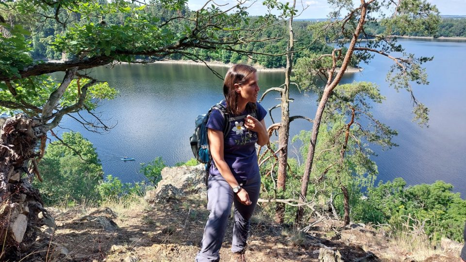 Botanička Ester Eckertová v přírodní rezervaci Dřínová hora nedaleko Kramolína na Třebíčsku | foto: Irena Šarounová, Český rozhlas Botanička Ester Eckertová v přírodní rezervaci Dřínová hora nedaleko Kramolína na Třebíčsku