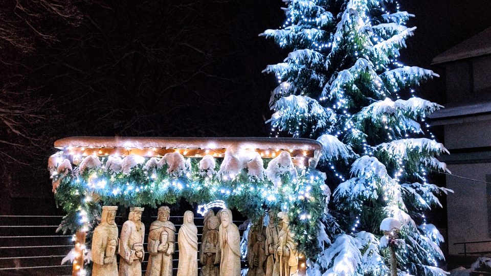 Vánoční stromek s betlémem u Sokolovny v Počátkách na Pelhřimovsku