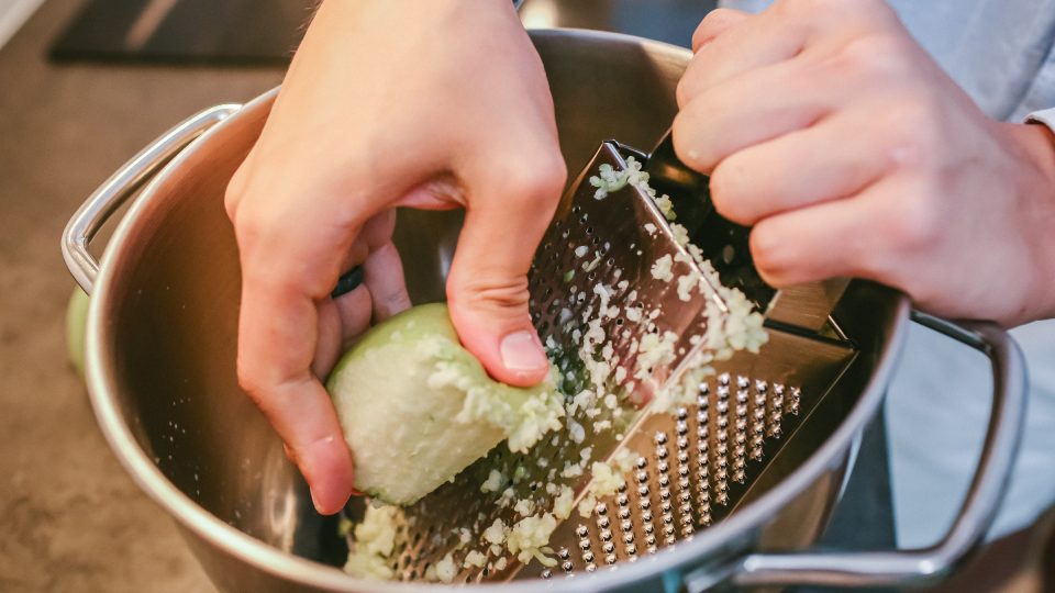 Nastrouháme jablka | foto: Jana Volková Nastrouháme jablka