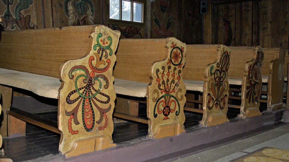 Lidové malby zdobí i bočnice kostelních lavic