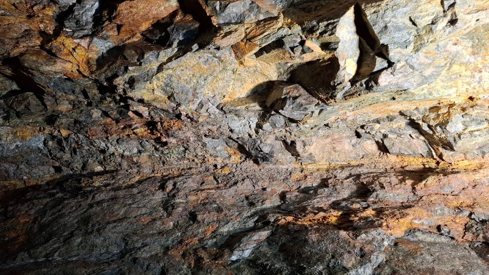 Díky bohatým nalezištím se jílovští horníci jen tak s něčím nespokojili a hledali jen nejbohatší zlatonosné žíly | foto: Markéta Vejvodová, Český rozhlas Díky bohatým nalezištím se jílovští horníci jen tak s něčím nespokojili a hledali jen nejbohatší zlatonosné žíly