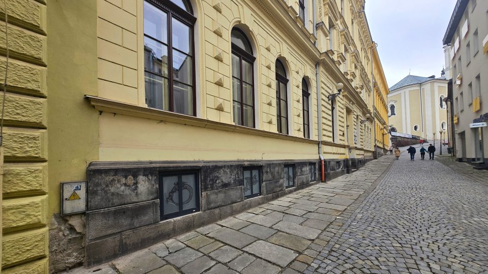 Galerie Draka sídlí ve sklepních prostorách trutnovské Základní umělecké školy