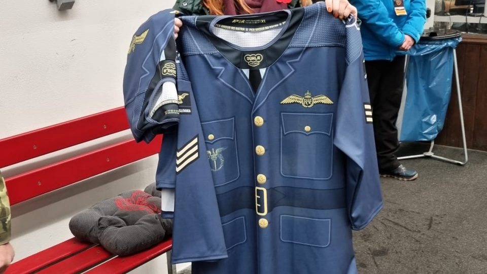 Speciální dresy připomínají sako slavnostní uniformy letců RAF v Anglii