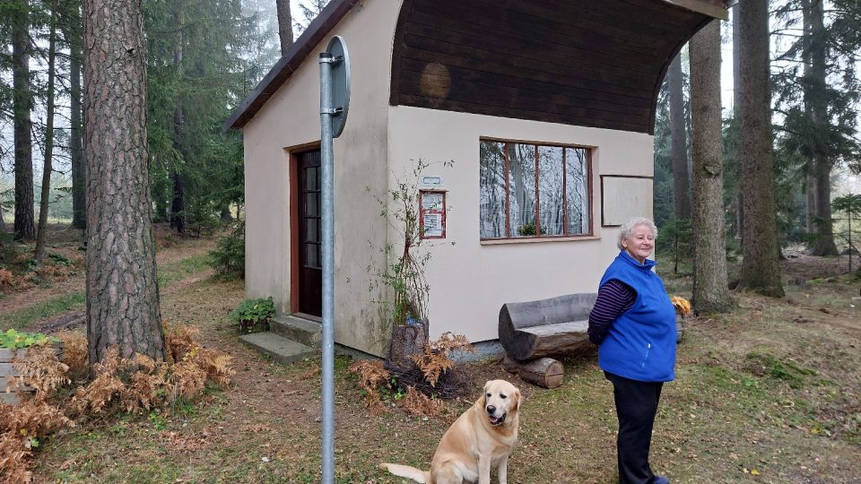 Autobus tu zastavuje šestkrát denně, lidé si sem chodí ale hlavně odpočinout