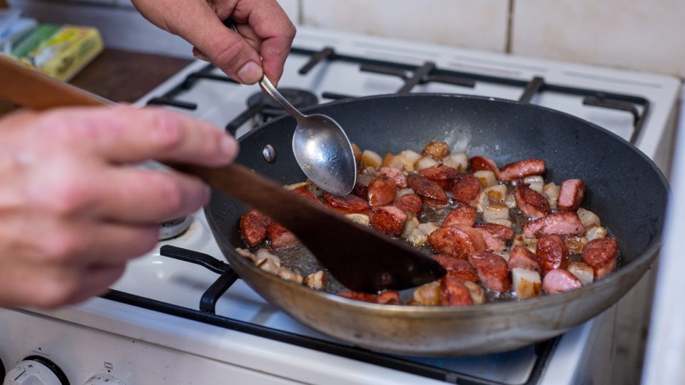 Nakrájené buřty osmahneme na pánvi se špekem