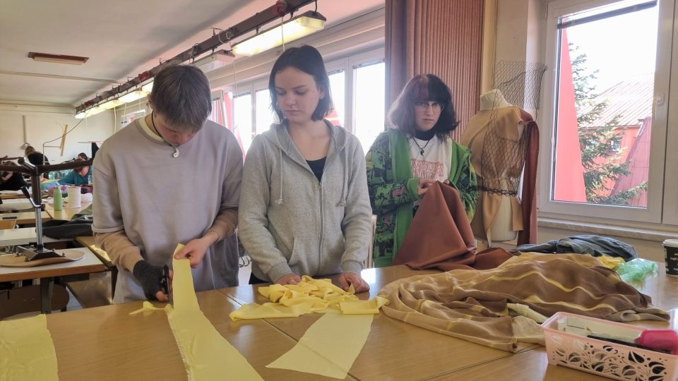 Studenti třeboňské střední odborné školy připravují modely na soutěž Mladý módní tvůrce v Jihlavě