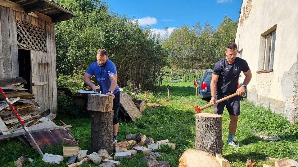 Judista Lukáš Krpálek se svým tréninkovým partnerem naštípal dříví osamělým seniorům