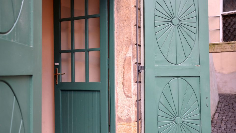 Barva vstupních dveří ladí s názvem domu