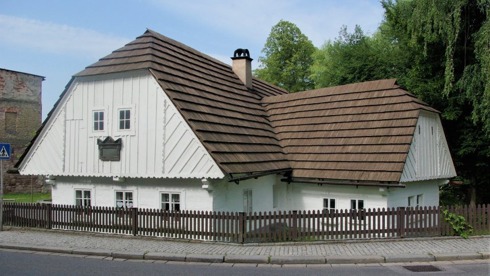 Roubená chalupa v Hronově, ve které se narodil spisovatel Alois Jirásek