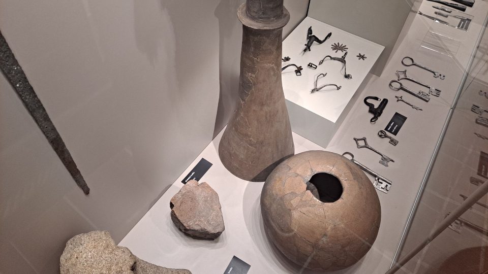 Vykopávky z Příběnic, včetně destilačního přístroje jsou k vidění v táborském muzeu | foto: Filip Černý, Český rozhlas Vykopávky z Příběnic, včetně destilačního přístroje jsou k vidění v táborském muzeu