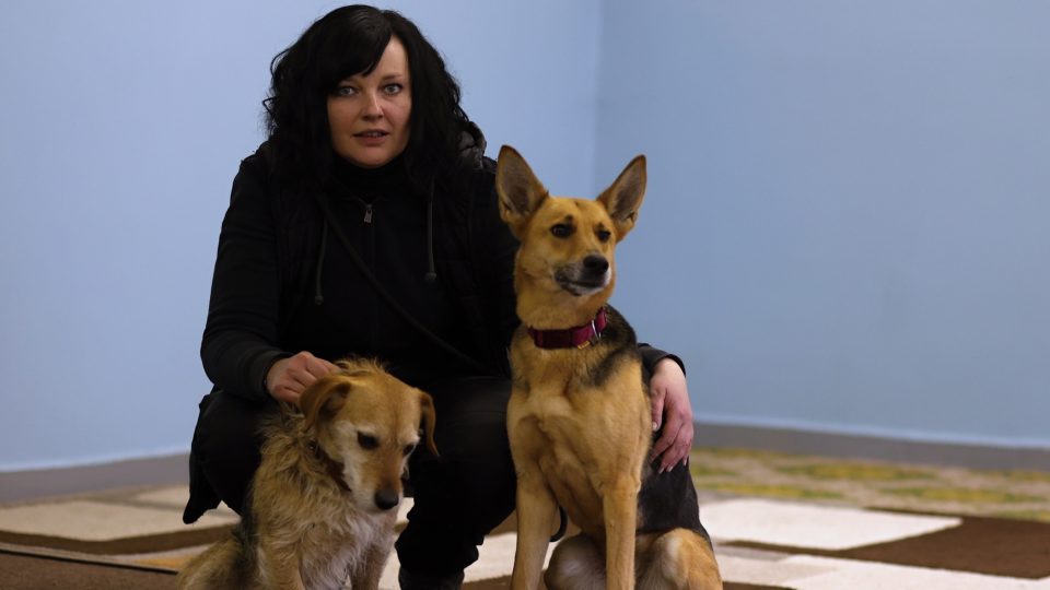 Kateřina Škarková se psy Toníkem a Semi, útulek Jihlava | foto: Milan Kopecký, Český rozhlas Vysočina Kateřina Škarková se psy Toníkem a Semi, útulek Jihlava
