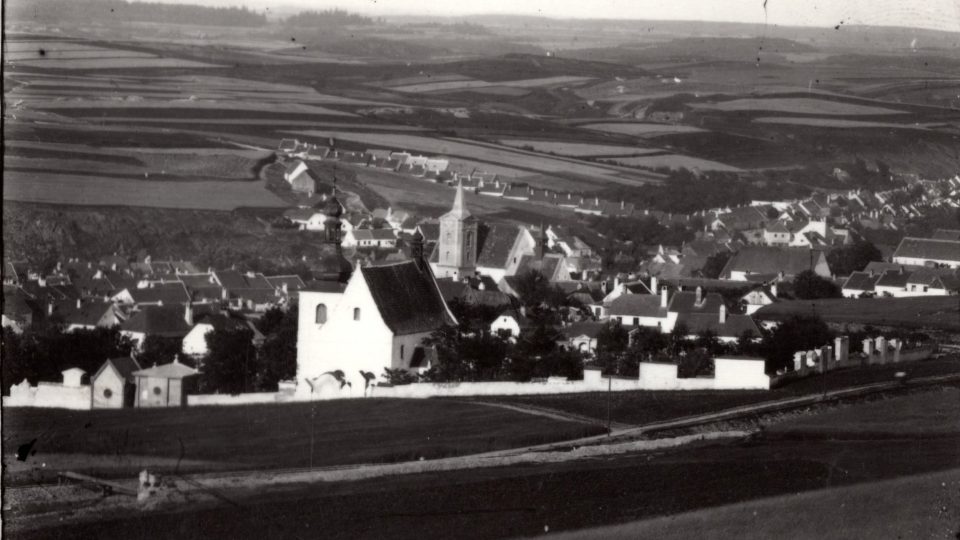 Pohled na Jejkov a Nové Dvory koncem 19. století. V popředí Svatotrojický hřbitov