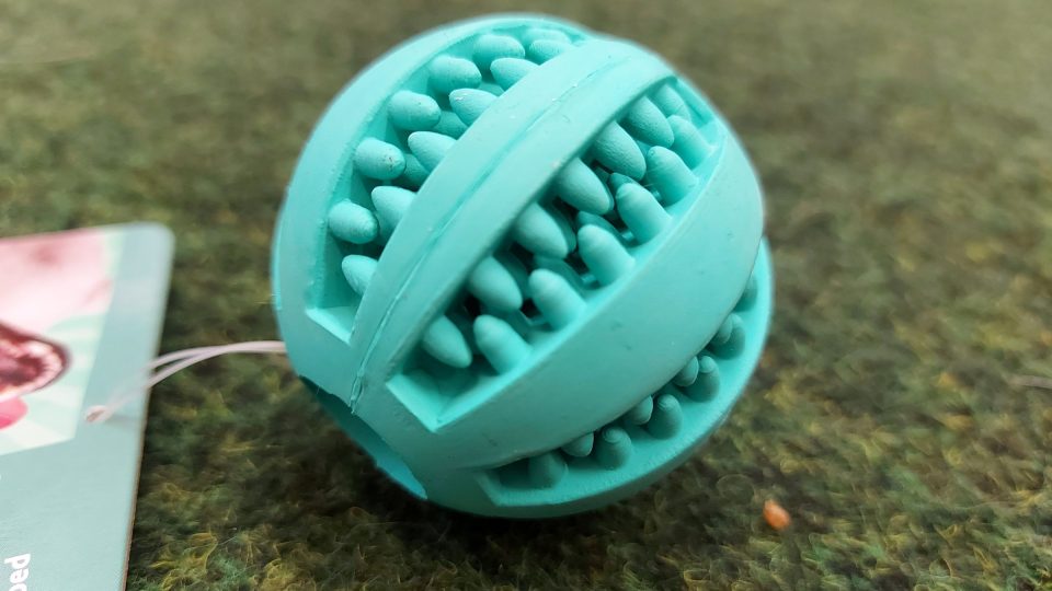 Dentální hračka, výstupky pomáhají odstraňovat zubní plak