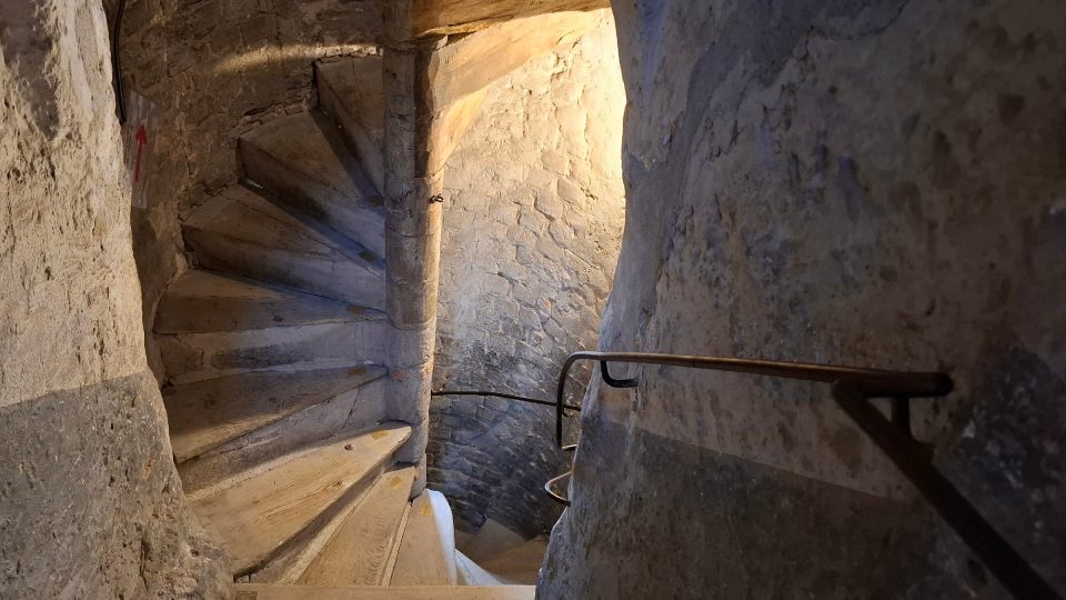 Spodní částí kostelní věže vede úzké točité schodiště