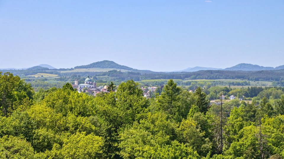 Pohled ze zámecké věže na Jablonné v Podještědí s Bazilikou sv. Vavřince a sv. Zdislavy