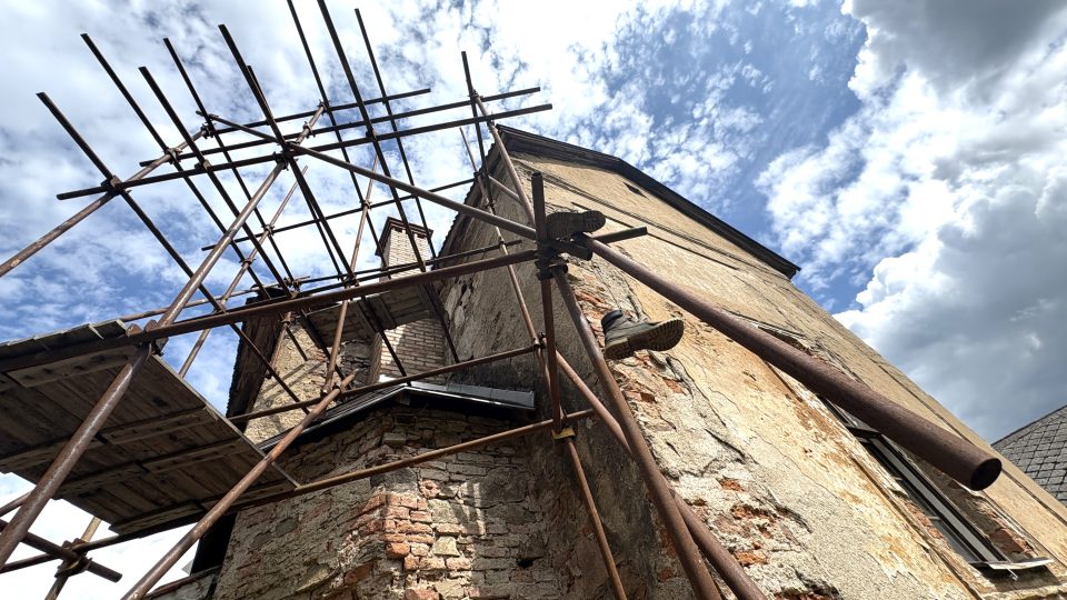 Odsvěcený kostel svatého Matouše v Jimramově opravuje a zabydluje Jakub Orel Tomáš s rodinou