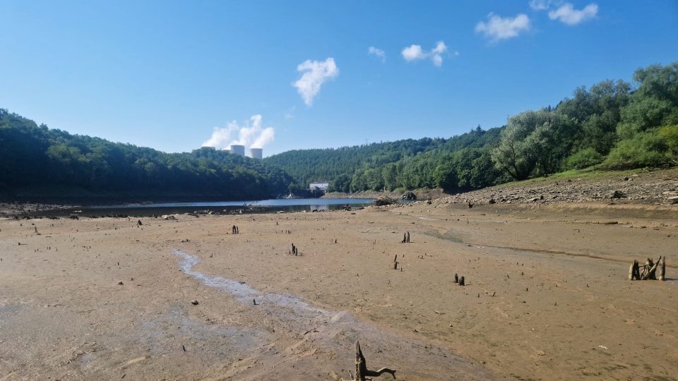 Naleziště na dně Dalešické přehrady můžou archeologové zkoumat vždy jenom pár hodin denně, než je zaplaví voda