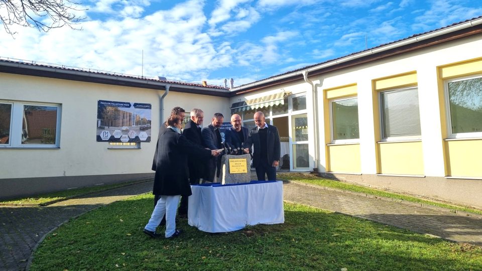 Zahájení stavby pavilonu paliativní péče v Jindřichově Hradci | foto: Eva Musterová Marvanová, Český rozhlas Zahájení stavby pavilonu paliativní péče v Jindřichově Hradci