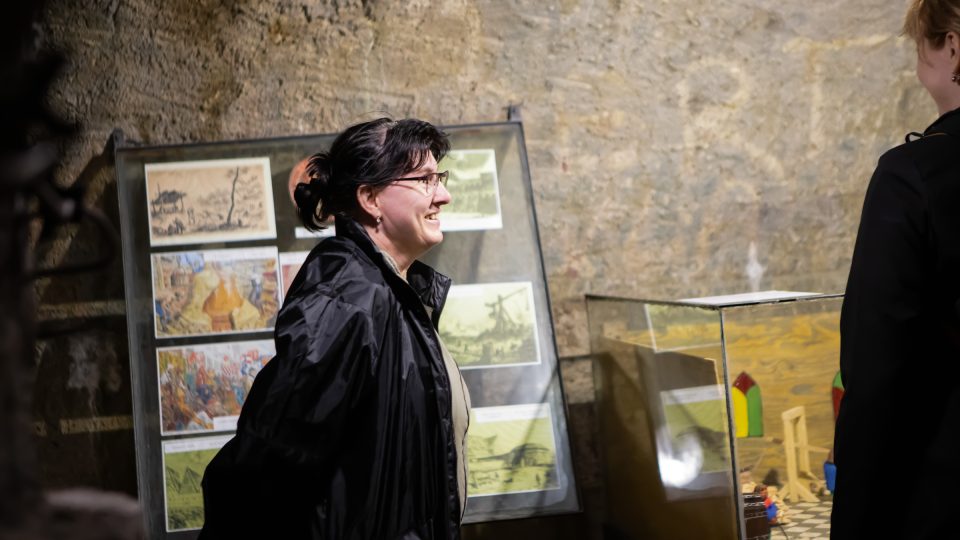 Průvodkyně Martina Zachová u výstavky obrazů z jihlavské historie | foto: Vít Hrdlička, Český rozhlas Průvodkyně Martina Zachová u výstavky obrazů z jihlavské historie