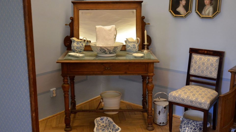 Toaletní koutek v ložnici kněžny