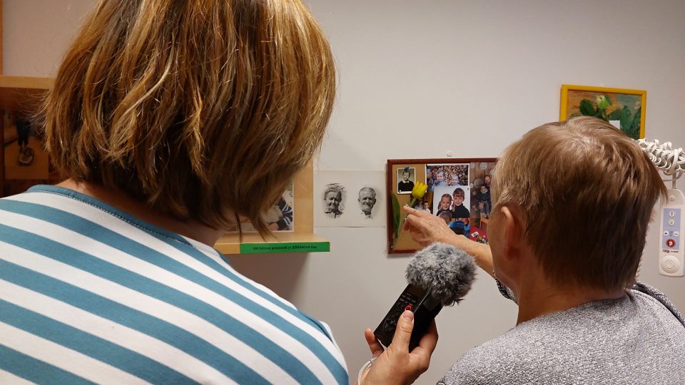 Paní Jaromíra má v pokoji vystavenou fotku prarodičů, kteří se o ni v dětství starali
