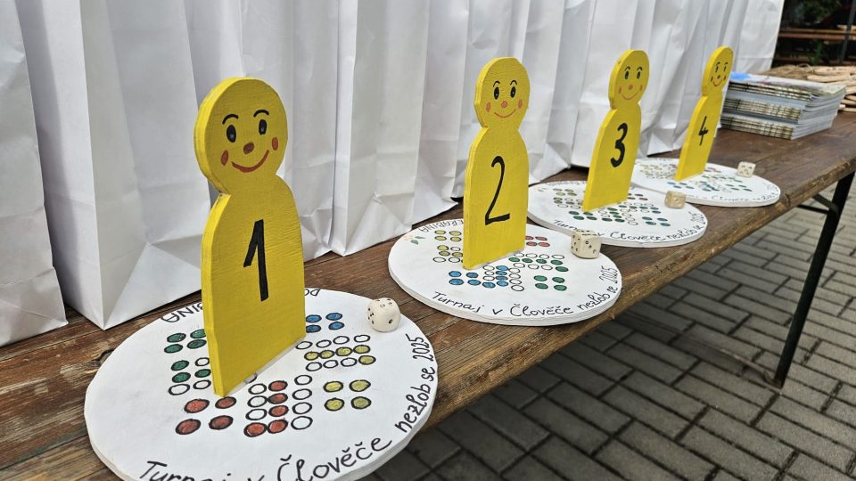 Turnaj ve stolní hře Člověče nezlob se v domově Jeřabina v Pelhřimově | foto: Veronika Bartes Vohralíková, Český rozhlas Turnaj ve stolní hře Člověče nezlob se v domově Jeřabina v Pelhřimově