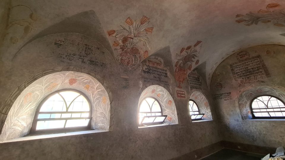 Restaurátoři obnovují nástěnné malby ve staré synagoze ve Velkém Meziříčí