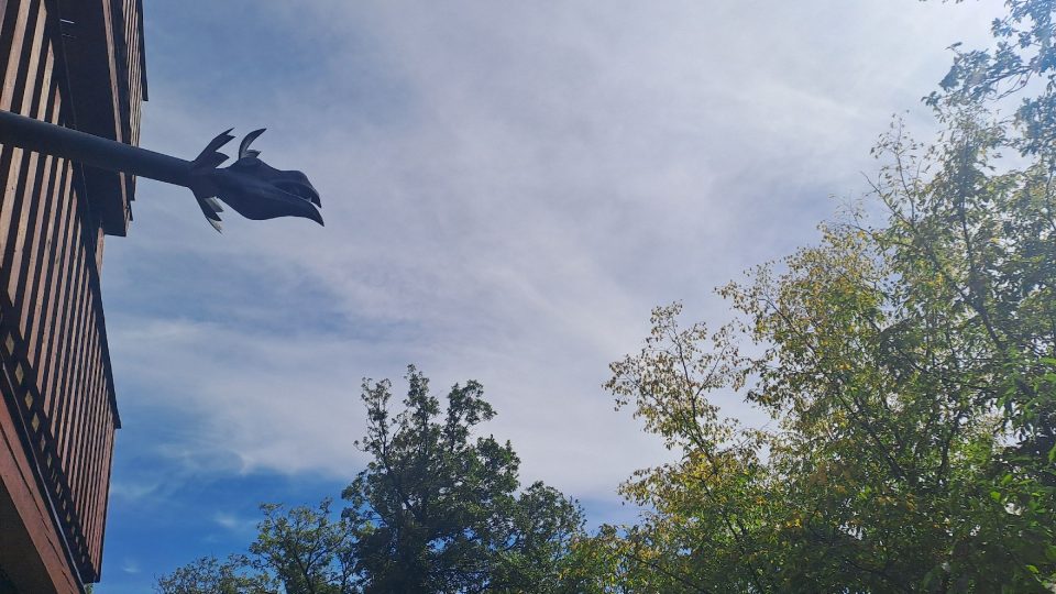 Okap na rozhledně má tvar dračí hlavy | foto: Eva Bucharová, Český rozhlas Okap na rozhledně má tvar dračí hlavy