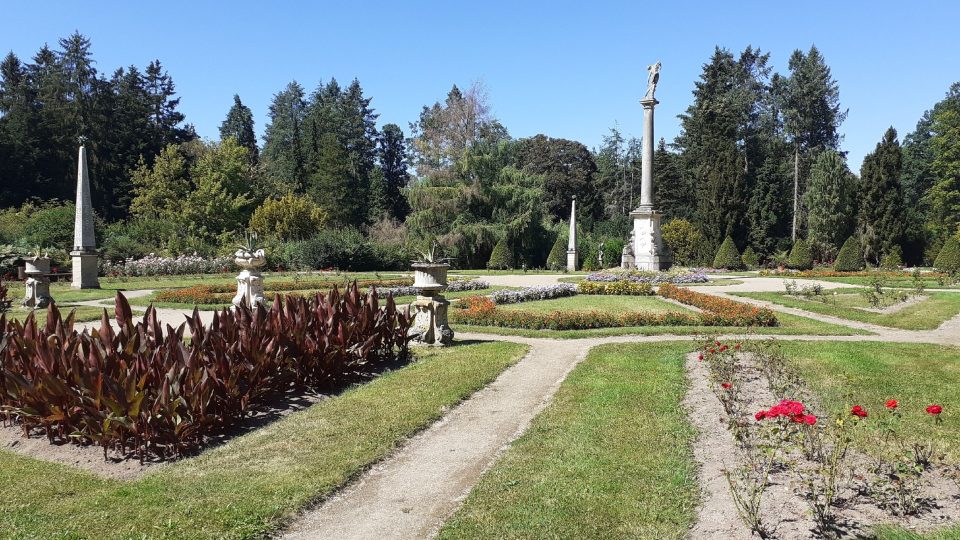 Součástí zámeckého parku je i vyhlášená Růžová zahrada
