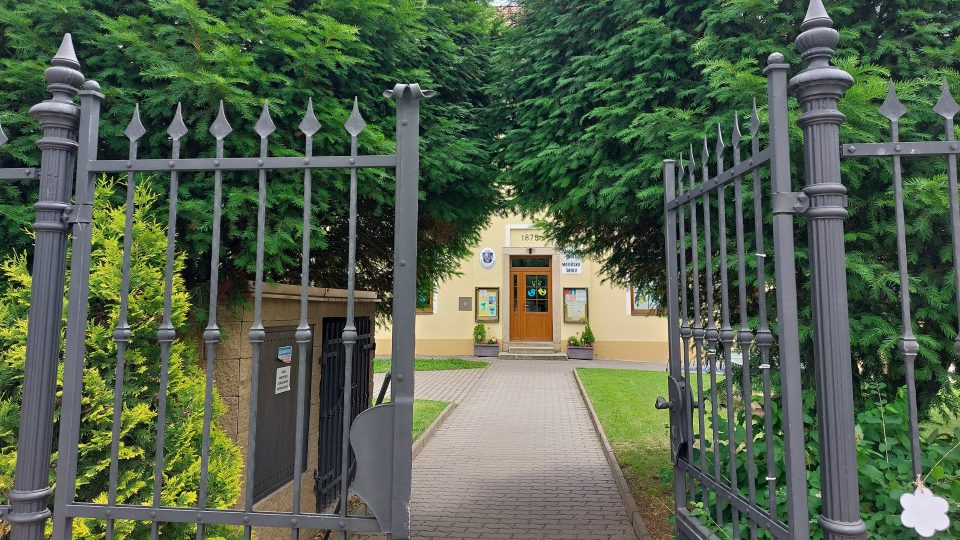 Vstup do základní a mateřské školy v Nových Syrovicích | foto: Irena Šarounová, Český rozhlas Vstup do základní a mateřské školy v Nových Syrovicích