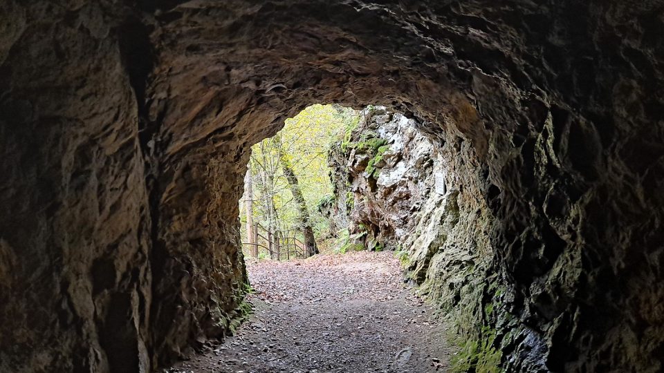 Pěší příchozí narazí cestou k Příběnicím na tunel ve skále | foto: Filip Černý, Český rozhlas Pěší příchozí narazí cestou k Příběnicím na tunel ve skále