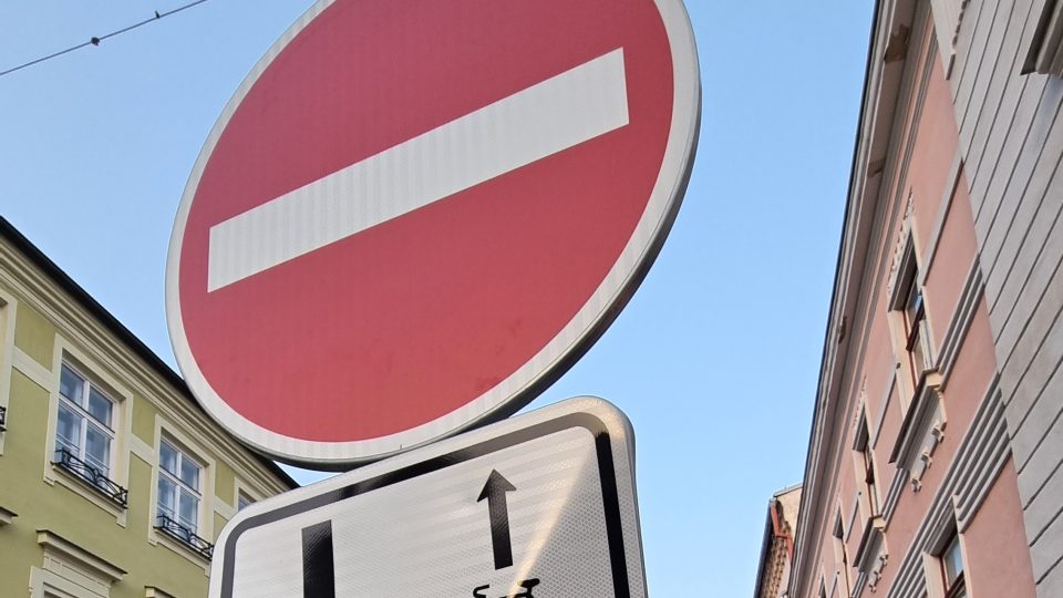 Poničené dopravní značky v Jihlavě