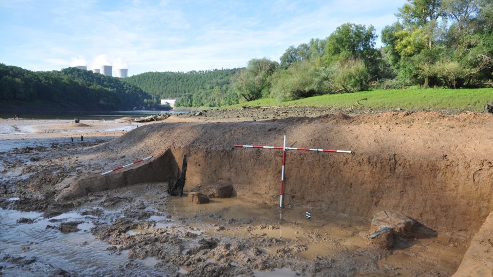 Archeologické naleziště, Mohelenská přehrada, pohled na plochu s paleolitickými nálezy ohraničenou ze dvou stran většími kameny