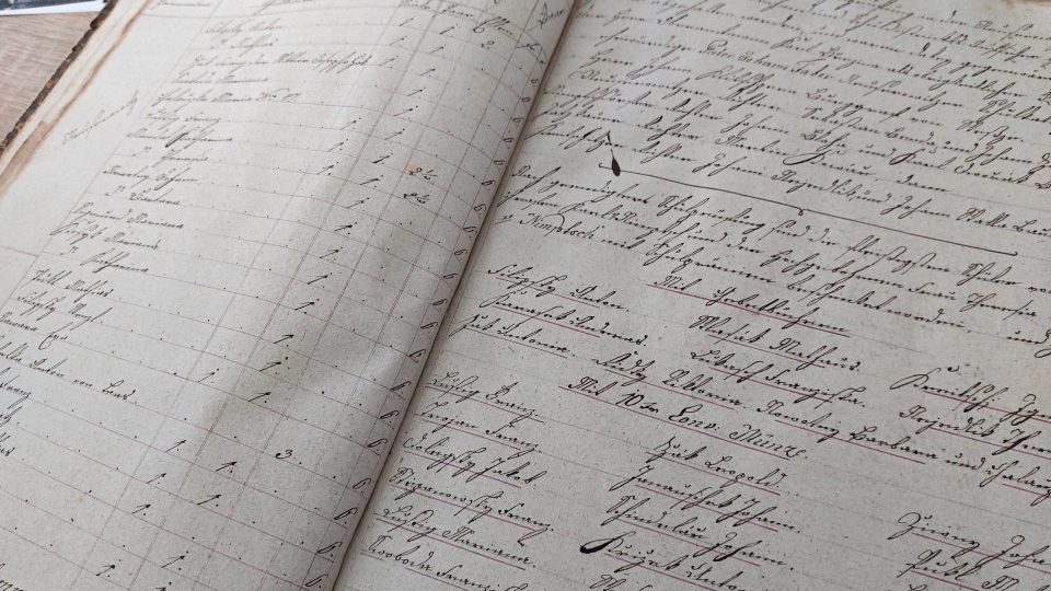 Stará kronika je psaná německým švabachem | foto: Irena Šarounová, Český rozhlas Stará kronika je psaná německým švabachem