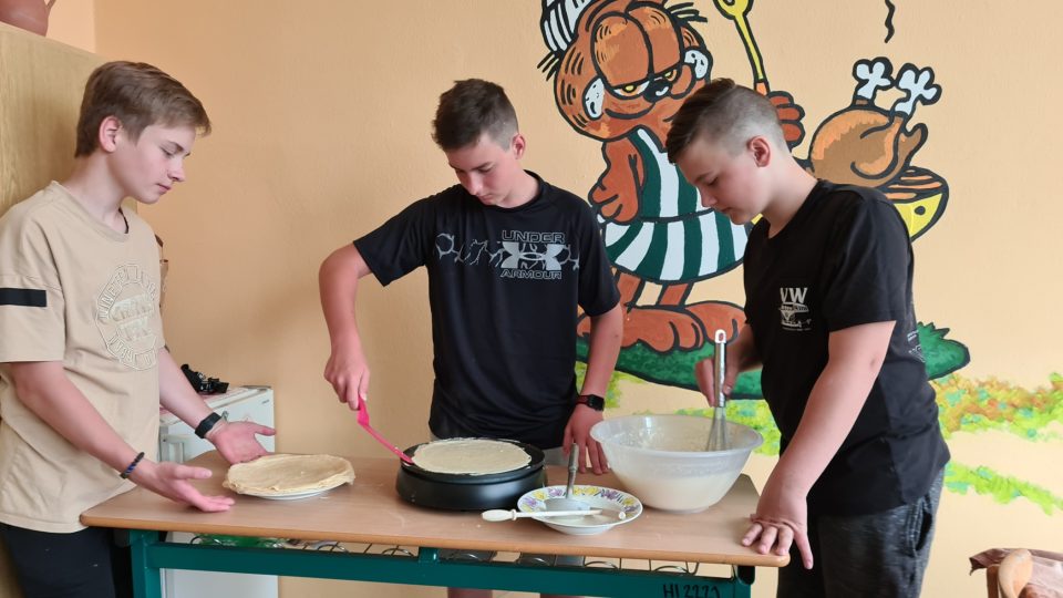 ZŠ Větrný Jeníkov, žáci 7. třídy nachystali bufet, aby pomohli svému kamarádovi