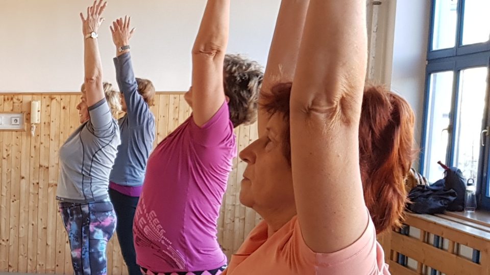 Jihlavští senioři cvičí jógu
