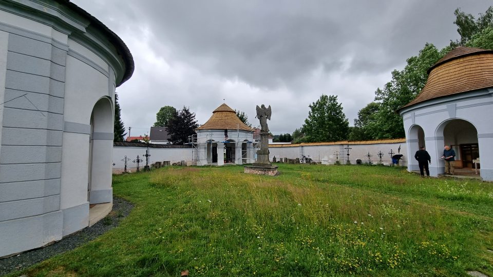 Santiniho Dolní hřbitov ve Žďáře nad Sázavou byl původně postavený jako morový