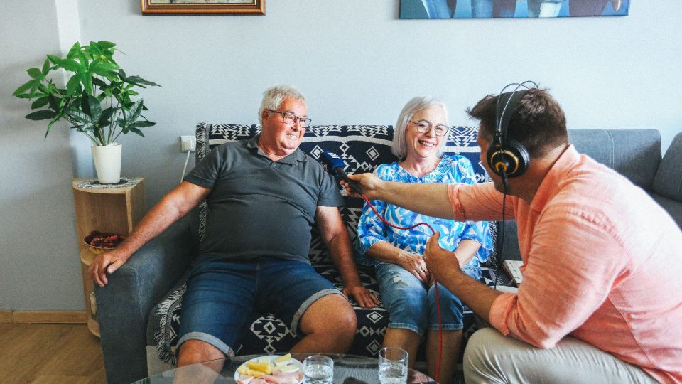 Bedřich a Věra Zapletalovi při rozhovoru s Patrikem Rozehnalem